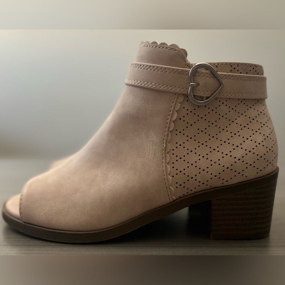 Elegant Tan Ankle Boots